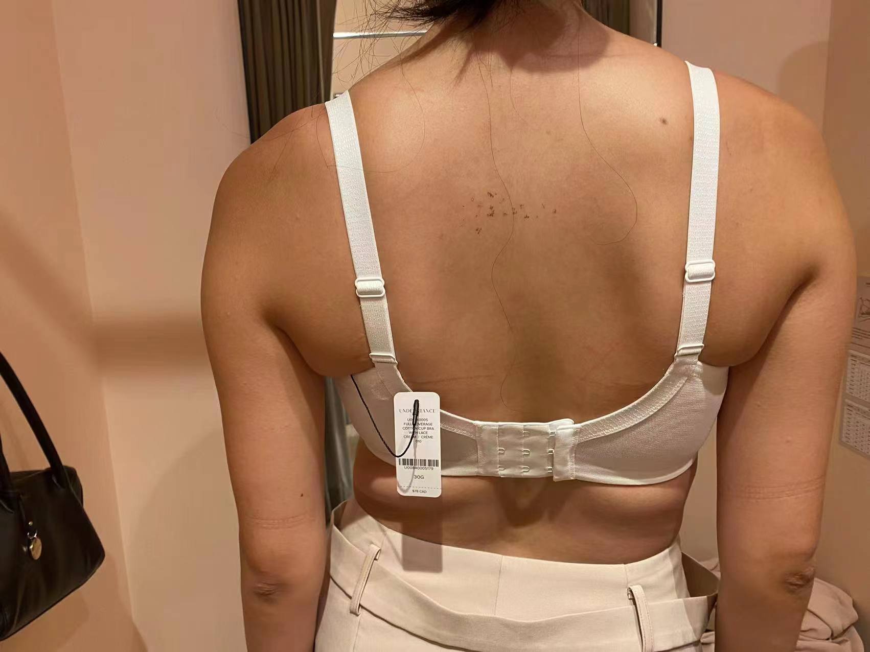 Meg wears Ivy in Cream in 30G. This is a back photo